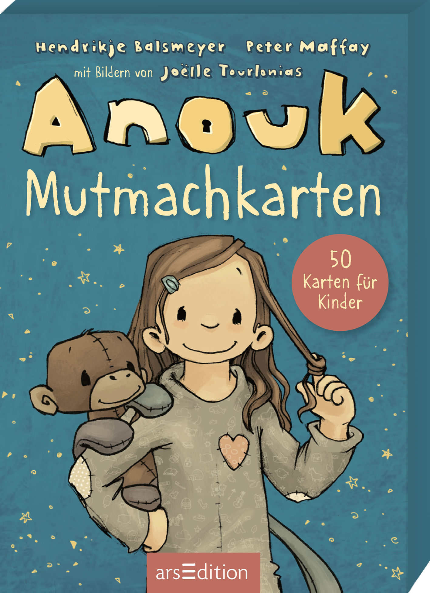 Das Cover zeigt ein Mädchen mit langen braunen Haaren und einem fröhlichen Gesichtsausdruck, auf dessen rechter Schulter ein Kuscheltieraffe sitzt. Der Hintergrund ist in einem sanften Blau gehalten, auf dem kleine, leuchtende Sterne verteilt sind. Der Titel „Anouk Mutmachkarten“ ist in großen Buchstaben oben mittig platziert. Rechts oben befindet sich ein runder, rosafarbener Button mit der Aufschrift „50 Karten für Kinder“. Ganz unten mittig steht der Logoschriftzug von arsEdition.