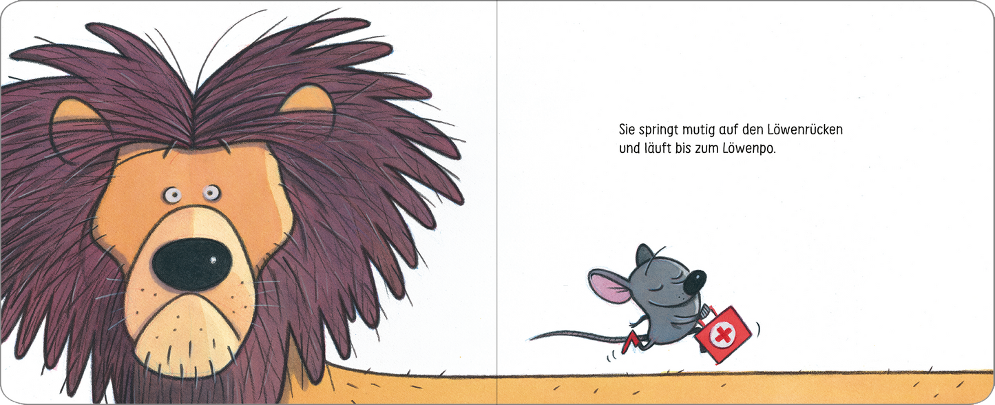 Gezeigt wird eine Innen- oder Zusatzansicht von „Aua!“. Die Illustration zeigt einen großen, freundlichen Löwen mit einem buschigen, braunen Fell und einem breiten, lächelnden Gesicht. Daneben läuft eine kleine graue Maus mit großen Ohren und einem roten Verband in der Hand. Der Hintergrund ist hell und farblich schlicht gehalten. Die Schrift auf der rechten Seite ist gut lesbar, in einer freundlichen, klaren Typografie.