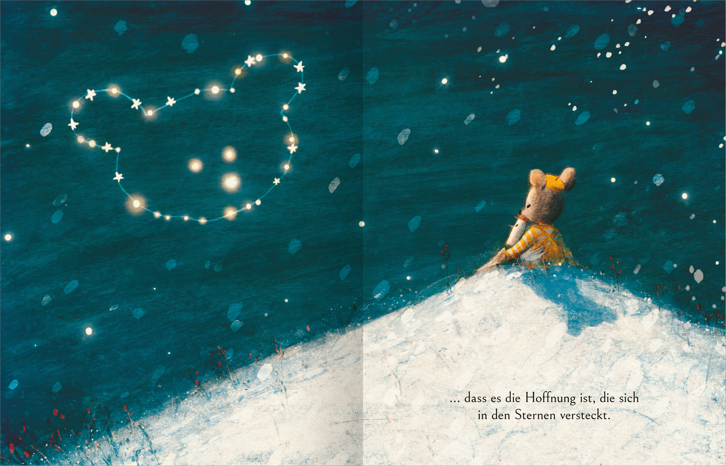 Gezeigt wird eine Innen- oder Zusatzansicht von „Meine Liebe begleitet dich überall hin“. Die Illustration zeigt einen kleinen Bären in einem gelben Kleid, der auf einem schneebedeckten Hügel sitzt. Der Himmel ist in sanftem Blau gehalten und mit funkelnden Sternen verziert, die eine Herzform bilden. Am unteren Rand befindet sich ein Text in einer warmen, handschriftlichen Typografie, der inspirierende Worte über Hoffnung enthält.