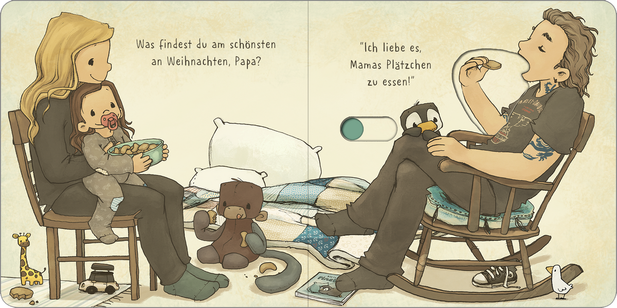 Gezeigt wird eine Innenansicht von „Alle lieben Weihnachten“. Die Illustration zeigt eine gemütliche Szene einer Familie in einem Wohnzimmer. Der Vater auf der rechten Seite, entspannt in einem Schaukelstuhl, isst Plätzchen, während ein Mädchen mit Schnuller auf dem Schoß der Mutter sitzt. Sie hält eine Schüssel voller Kekse. Auf dem Boden davor sitzt ein Stoffaffe. Die Farben sind warm und einladend, mit sanften Brauntönen, und die Typografie ist modern und kinderfreundlich.