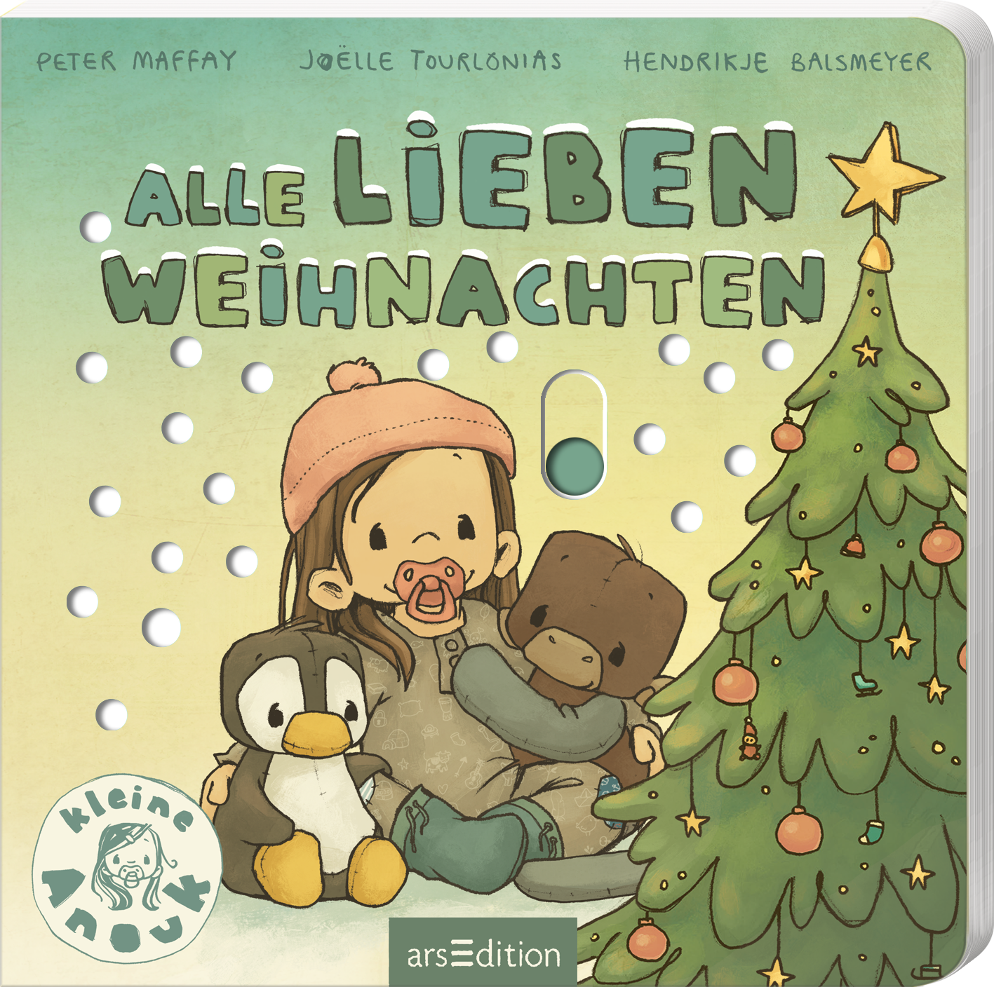 Das Buchcover zeigt ein charmantes, kindgerechtes Design in Pastelltönen. Zentral sitzt ein Mädchen mit Schnuller, das einen Affen und einen Pinguin umarmt. Im rechten Vordergrund hebt sich ein dekorierter Weihnachtsbaum mit einer goldenen Spitze und leuchtenden Sternen ab. Der Titel „ALLE LIEBEN WEIHNACHTEN“ ist in großen, verspielten Buchstaben dargestellt. Am oberen Rand sieht man die Autorennamen: Peter Maffay, Joëlle Tourlonias und Hendrikje Balsmeyer. Ganz unten mittig steht der...