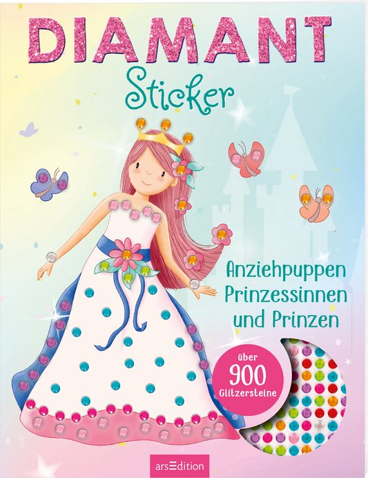 Zu sehen ist die 3D-Ansicht des Titels. Auf dem Buchcover sind eine fröhliche Prinzessin und verschiedene Farben präsent. Die Prinzessin trägt ein stilvolles, weißes Kleid mit bunten Blüten und Glitzersteinen auf der Oberseite. Der Titel „DIAMANT Sticker“ ist in glitzernder Schrift dargestellt. Unter dem Titel steht „Anziehpuppen Prinzessinnen und Prinzen“ in freundlicher Schrift. Ein Hinweis auf „über 900 Glitzersteine“ ist in einem bunten Kreis hervorgehoben. Ganz unten...