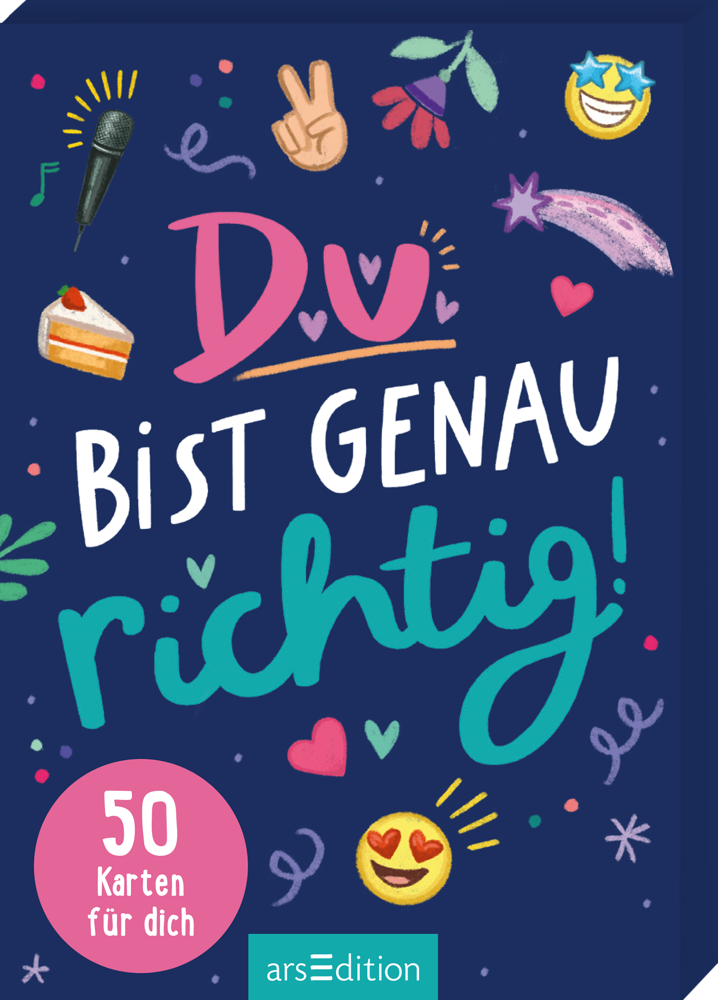 Das Cover hat einen dunkelblauen Hintergrund, auf dem in farbigen Buchstaben der Titel „Du bist genau richtig!“ steht. Die Wörter „Du“ und „richtig!“ heben sich durch eine auffällige, pinke bzw. türkise Schrift ab. Um den Titel herum sind verschiedene farbenfrohe Grafiken wie ein Mikrofon, Herzen und Sternchen verteilt, die eine fröhliche und einladende Atmosphäre schaffen. Unten rechts befindet sich ein rosa Button mit dem Text „50 Karten für dich“. Ganz unten mittig...