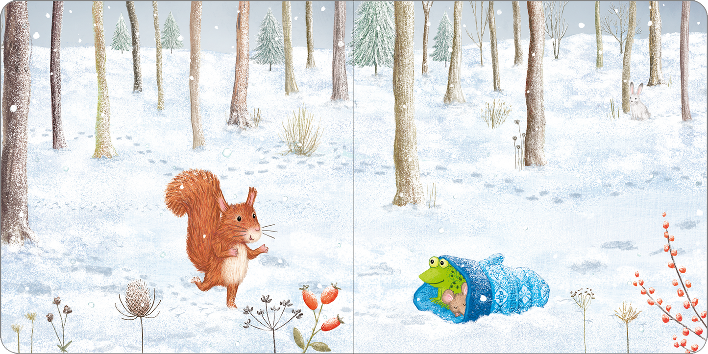 Gezeigt wird eine Innen- oder Zusatzansicht von „Der verlorene Handschuh“. Die Illustration zeigt eine winterliche Waldlandschaft mit schneebedecktem Boden und hohen, schmalen Bäumen im Hintergrund. Ein putziges Eichhörnchen läuft auf der linken Seite, während ein fröhlicher Frosch in einer blauen Decke auf der rechten Seite liegt. Die Farbpalette umfasst sanfte Weiß- und Grautöne mit Akzenten in warmen Rottönen und lebhaftem Blau. Die Typografie ist kindgerecht und verspielt...