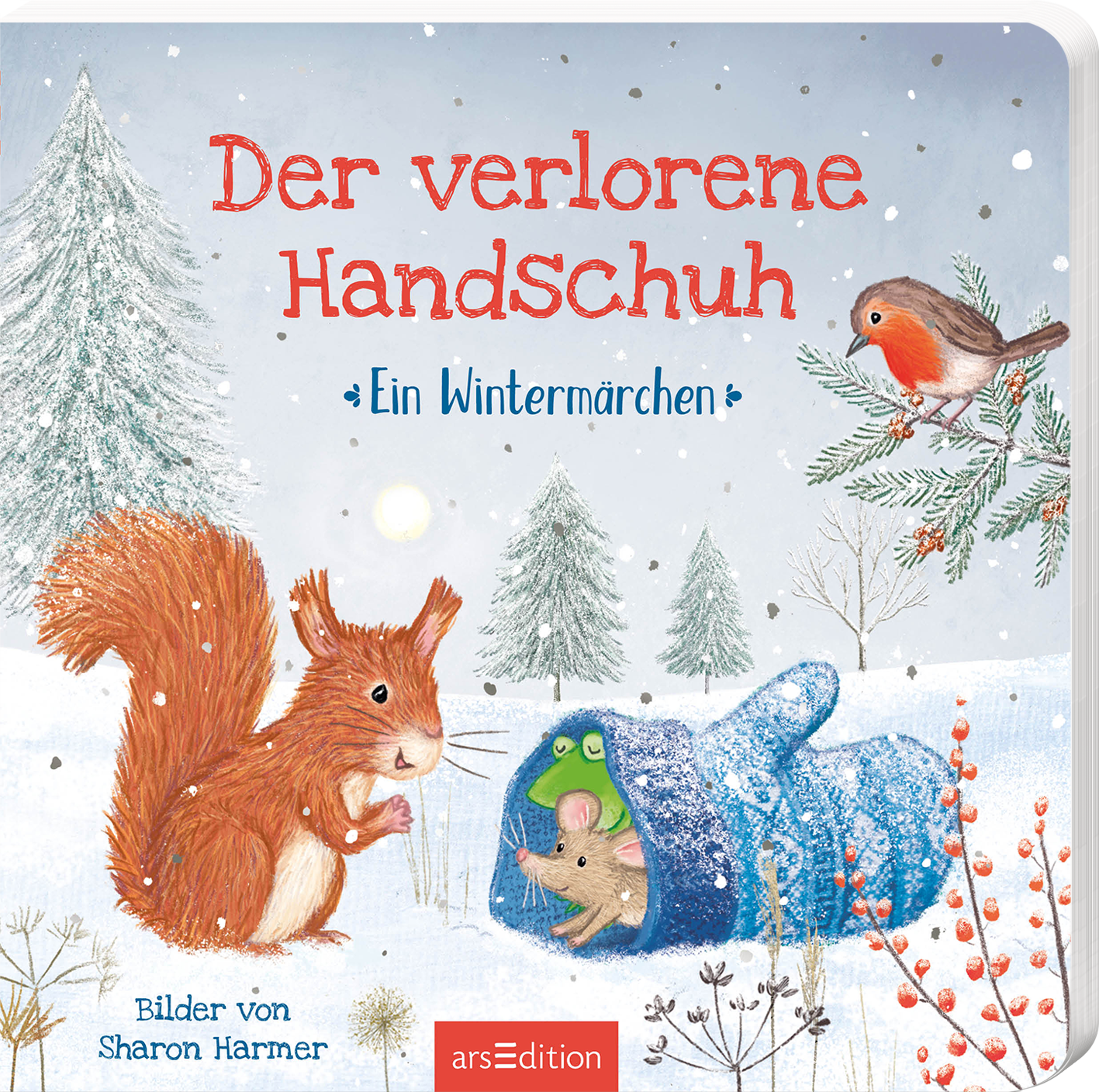 Auf dem Cover sind ein rotes Eichhörnchen und eine kleine Maus, die aus einem blauen Handschuh hervorlugt, abgebildet. Um sie herum fallen zarte weiße Schneeflocken vor einer winterlichen Landschaft mit Tannenbäumen. Der Titel „Der verlorene Handschuh“ ist in großer, roter Schrift platziert, während darunter der Untertitel „Ein Wintermärchen“ in sanfterer Schrift wiedergegeben wird. Oben links fliegt ein roter Vogel vorbei. Ganz unten mittig steht der Logoschriftzug von arsEdition.