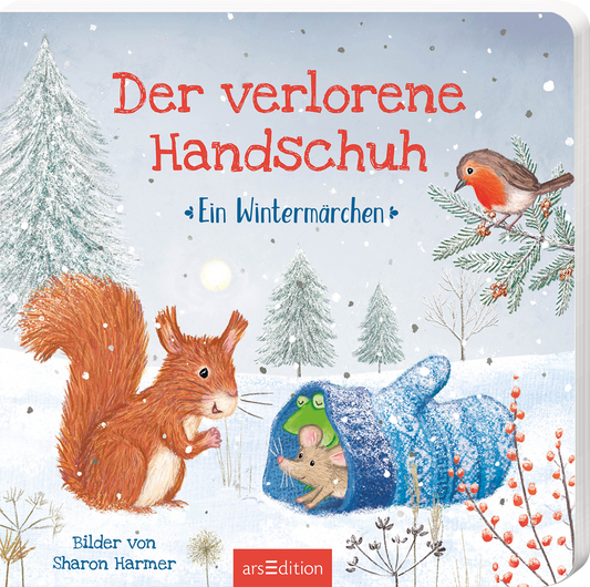 Auf dem Cover sind ein rotes Eichhörnchen und eine kleine Maus, die aus einem blauen Handschuh hervorlugt, abgebildet. Um sie herum fallen zarte weiße Schneeflocken vor einer winterlichen Landschaft mit Tannenbäumen. Der Titel „Der verlorene Handschuh“ ist in großer, roter Schrift platziert, während darunter der Untertitel „Ein Wintermärchen“ in sanfterer Schrift wiedergegeben wird. Oben links fliegt ein roter Vogel vorbei. Ganz unten mittig steht der Logoschriftzug von arsEdition.
