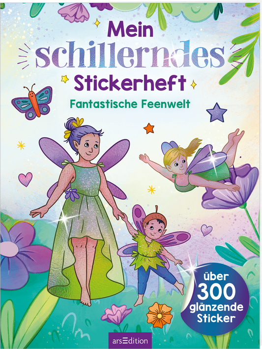 Das Buchcover zeigt eine fantasievolle Szene mit drei bunten Elfen in einem blühenden Garten. Die Farben sind lebhaft und strahlend, mit dominierenden Tönen von Lila, Grün und Pink. Die Typografie des Titels „Mein schillerndes Stickerheft“ ist verspielt und auffällig. Unter dem Titel steht „Fantastische Feenwelt“. Ein Button informiert über „über 300 glanzende Sticker“. Ganz unten mittig steht der Logoschriftzug von arsEdition.