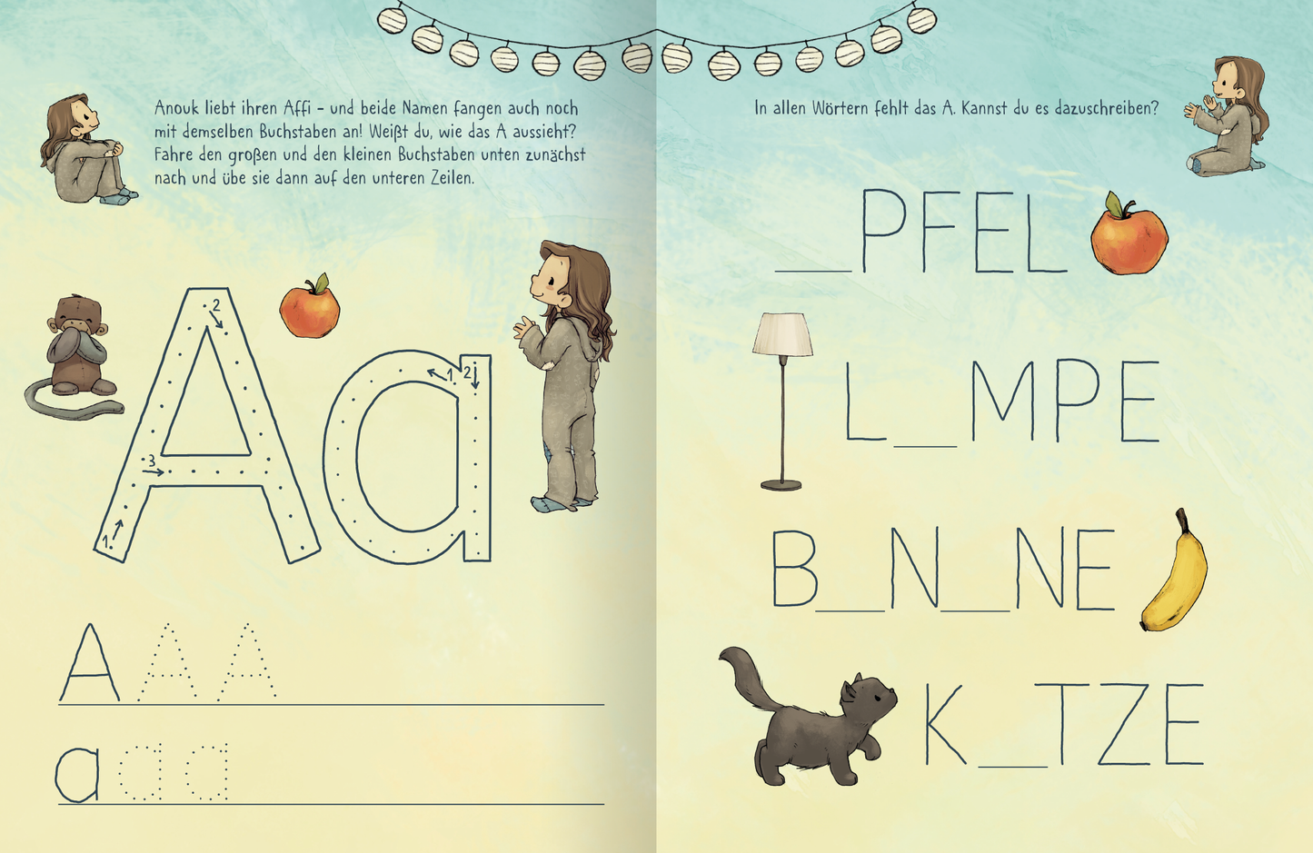 Gezeigt wird eine Innen- oder Zusatzansicht von „Anouk – Erste Buchstaben“. Die Doppelseite präsentiert bunte, kindgerechte Illustrationen und eine sanfte, hellblaue und -gelbe Hintergrundfarbe. Auf der linken Seite ist der Buchstabe „A“ in großen, verspielten, umrissenen Typografie dargestellt, begleitet von einer Apfel- und einer Affen-Illustration. Rechts sind Lückenwörter mit klaren, großen Buchstaben abgebildet, darunter die Möglichkeit, selbst zu schreiben. Die...