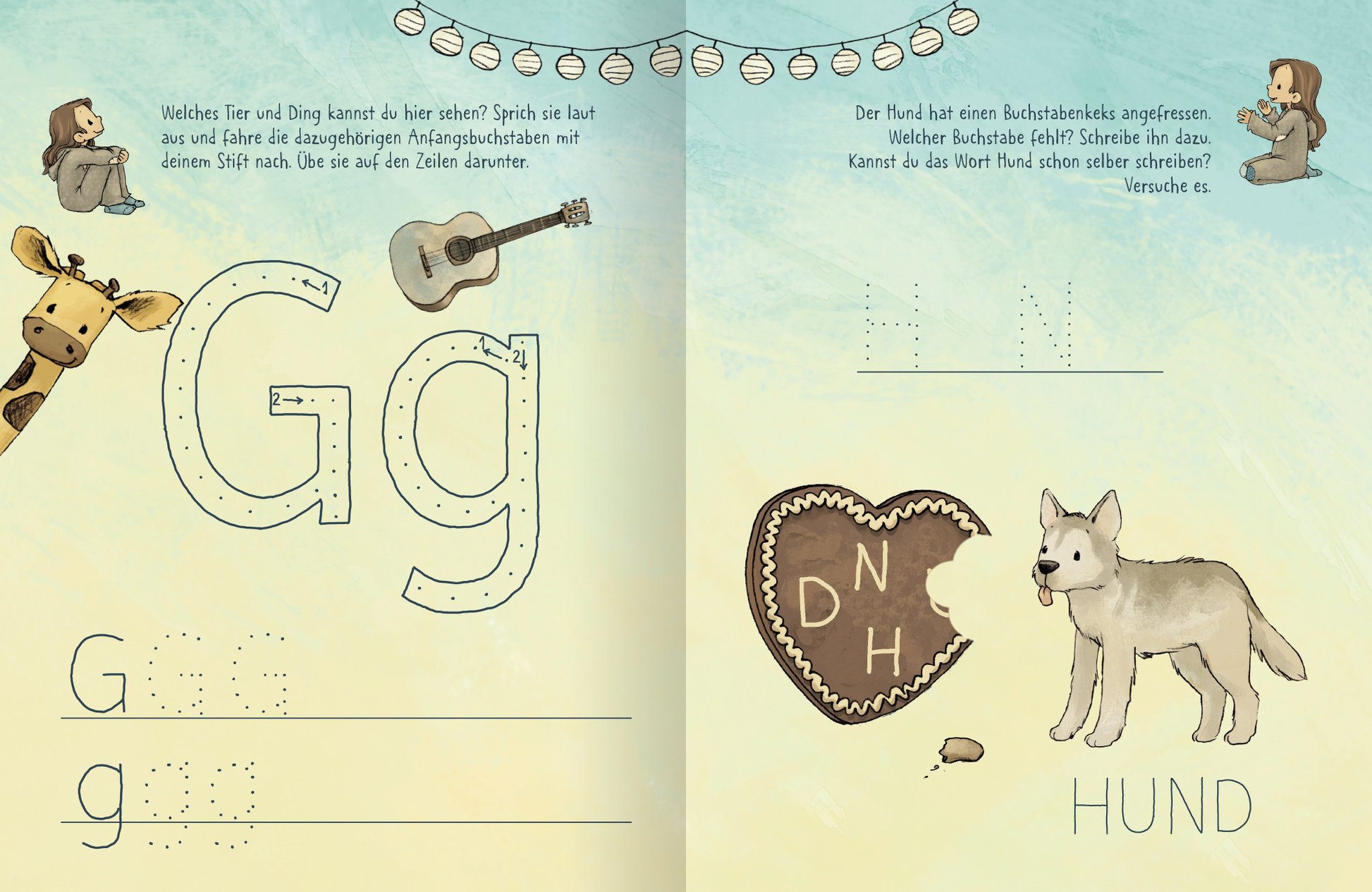 Gezeigt wird eine Innen- oder Zusatzansicht von „Anouk – Erste Buchstaben“. Die Seite ist in sanften Pastellfarben gehalten, mit einer hellblauen Hintergrundfarbe und verspielten Illustrationen. Links ist der Buchstabe „G“ in großer, dicker Schrift dargestellt, darunter mit Punktlinien zum Nachzeichnen. Rechts befindet sich ein Hund neben einem Herzkeks mit Buchstaben. Die Typografie ist klar und kindgerecht gestaltet. Dekorative Elemente wie eine Wimpelkette verleihen der Seite ein...