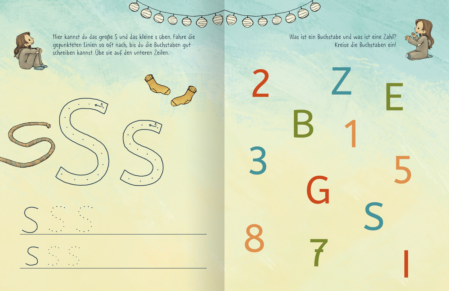 Gezeigt wird eine Innen- oder Zusatzansicht von „Anouk – Erste Buchstaben“. Die Seite zeigt auf der linken Seite große und kleine Buchstaben „S“ in verschiedenen Schriftgrößen und -stilen sowie Hilfslinien zum Nachzeichnen. Auf der rechten Seite sind bunte Zahlen und Buchstaben in unterschiedlichen Farben angeordnet, darunter „2“, „B“, „3“ und „G“. Im Hintergrund ist eine sanfte, blaue Farbverlauf mit verspielten Illustrationen, die eine freundliche Lernatmosphäre...