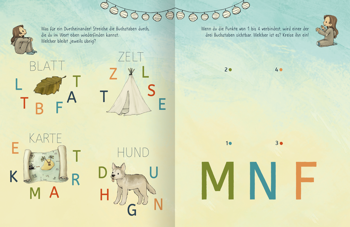Gezeigt wird eine Innen- oder Zusatzansicht von „Anouk – Erste Buchstaben“. Die Seite zeigt eine sanfte, hellblaue und beige Farbgestaltung. Links sind verschiedene Buchstaben in bunten, klaren Typografien angeordnet, umgeben von Illustrationen wie einem Zelt, einem Blatt und einem Hund. Rechts befindet sich eine Aufgabenstellung, die zur Teilnahme anregt, mit großen, farbigen Buchstaben „MNF“ in Grün, Orange und Blau. Die Illustrationen und Texte sind kindgerecht und förderlich...