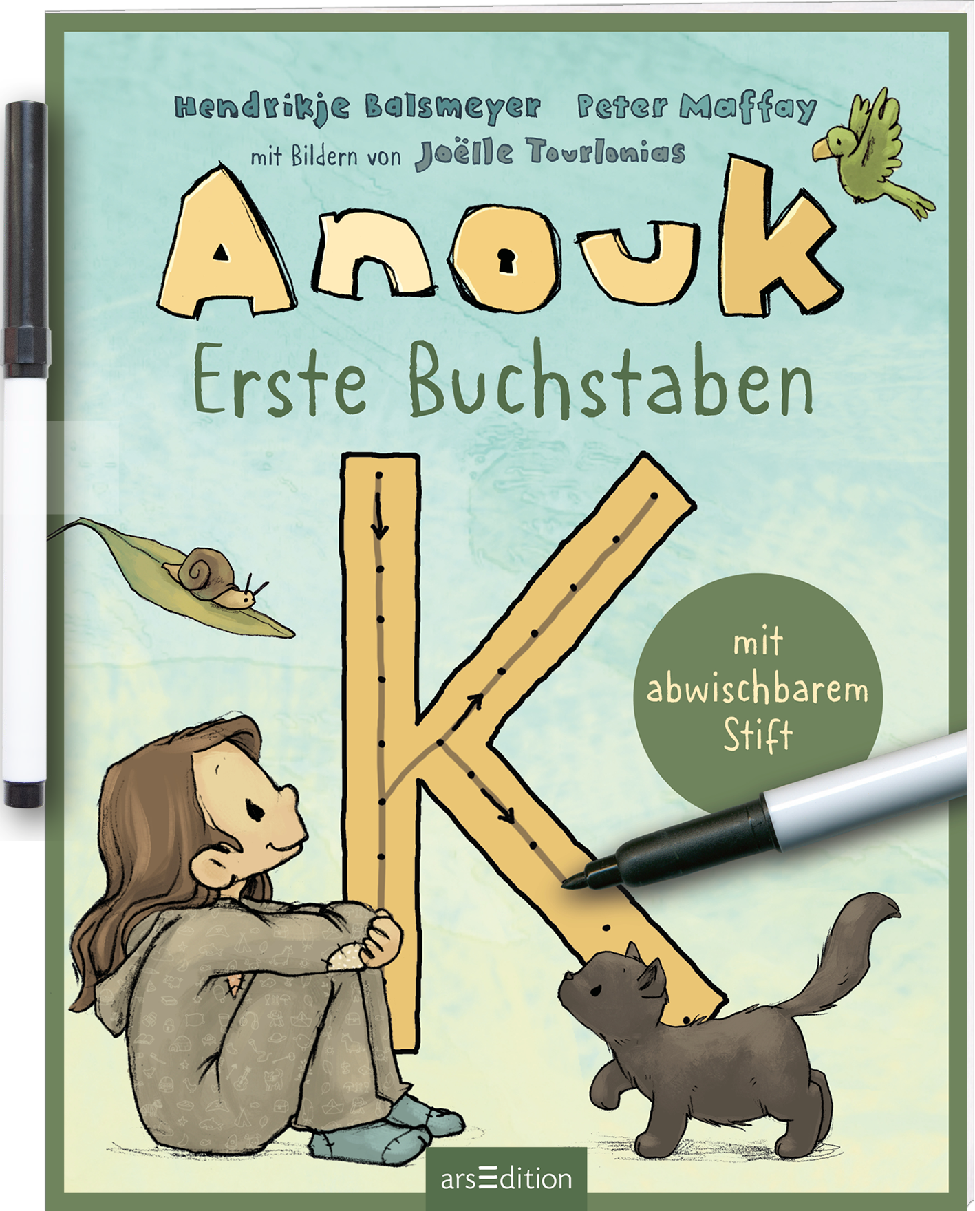 Zu sehen ist die 3D-Ansicht des Titels. Das Buchcover zeigt ein hellblaues Hintergrunddesign mit Bau- und Gelbtönen. Im Zentrum steht ein großes, gelbes „K“, das stilisiert und durch einen Stift nachgefahren wird. Anouk sitzt daneben und schaut lächelnd nach oben. Es sind weitere kleine Illustrationen abgebildet, die eine fröhliche Atmosphäre vermitteln. Der Titel „Anouk Erste Buchstaben“ ist in verspielter Schrift platziert. Das Cover enthält den Hinweis „mit abwischbarem...