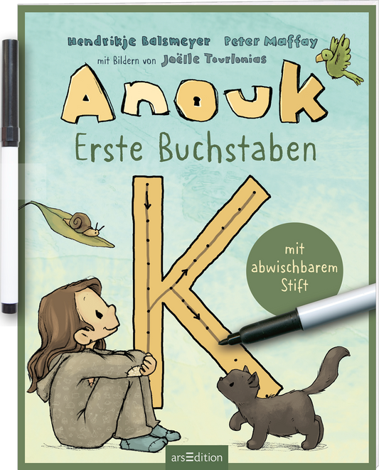 Zu sehen ist die 3D-Ansicht des Titels. Das Buchcover zeigt ein hellblaues Hintergrunddesign mit Bau- und Gelbtönen. Im Zentrum steht ein großes, gelbes „K“, das stilisiert und durch einen Stift nachgefahren wird. Anouk sitzt daneben und schaut lächelnd nach oben. Es sind weitere kleine Illustrationen abgebildet, die eine fröhliche Atmosphäre vermitteln. Der Titel „Anouk Erste Buchstaben“ ist in verspielter Schrift platziert. Das Cover enthält den Hinweis „mit abwischbarem...