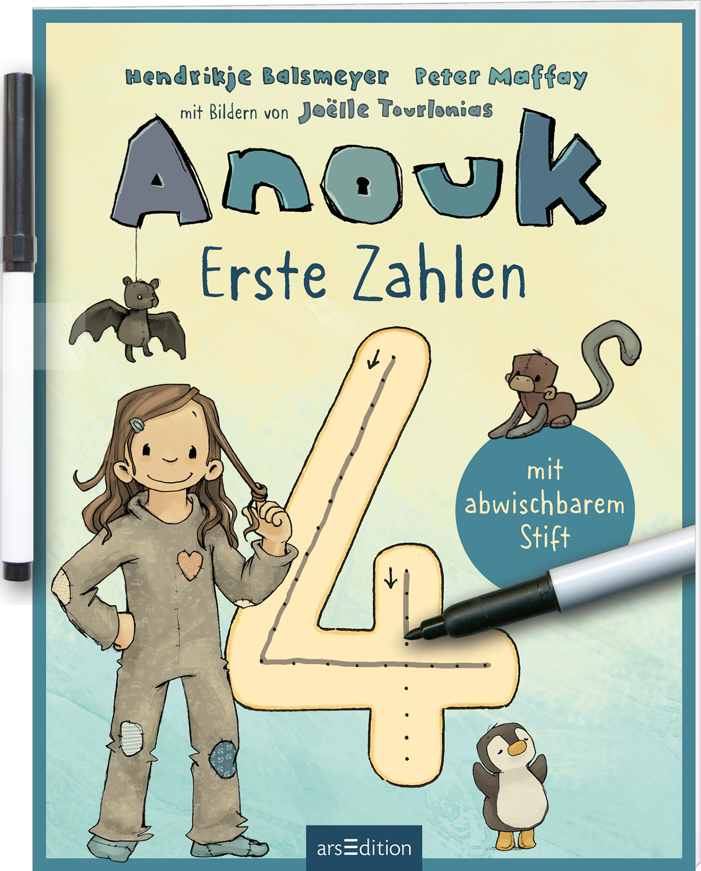 Zu sehen ist die 3D-ansicht es Titels. Das Buchcover zeigt eine kindliche Illustration mit einem Mädchen namens Anouk, die braune, lockige Haare hat und einen grauen Overall trägt. Über ihr schwebt eine Fledermaus und ein kleiner Affe sitzt auf einem Störer, der darauf aufmerksam macht, dass es einen abwischbaren Stift zu dem Heft dazu gibt. In der Mitte steht die große Zahl „4“ in orange. Der Titel „Anouk – Erste Zahlen“ ist in blauer, verspielter Schrift oberhalb der Zahl...