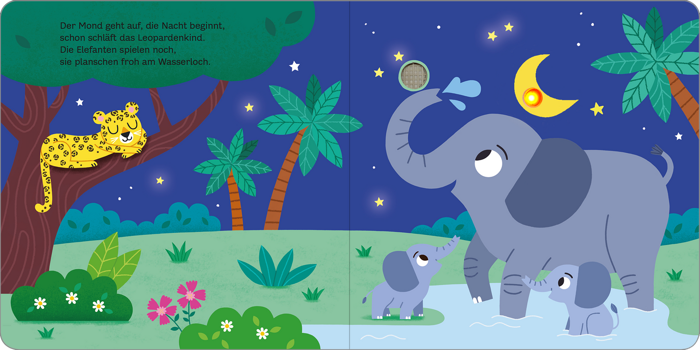 Gezeigt wird eine Innen- oder Zusatzansicht von „Mein blinkendes Soundbuch – Nachts im Dschungel“. Die Illustration zeigt einen nächtlichen Dschungel mit einem kräftigen, dunklen Blau als Hintergrund. Ein freundlicher Elefant spritzt Wasser in die Luft, während zwei Elefantenkälber daneben spielen. In einem Baum sitzt ein gelbes Leopardenkind. Die fröhlichen, runden Formen und die leuchtenden Farben schaffen eine einladende, kindgerechte Atmosphäre. Die Schrift ist klar und gut...
