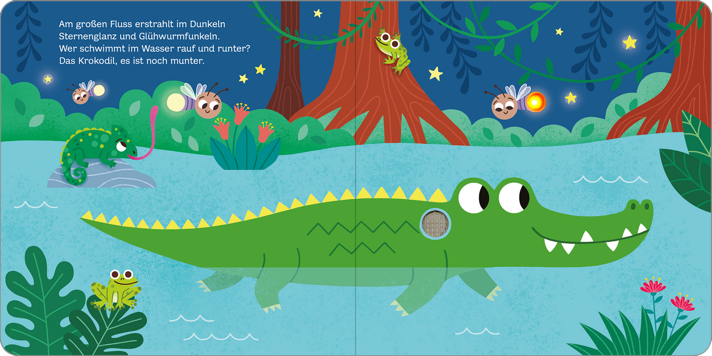 Gezeigt wird eine Innen- oder Zusatzansicht von „Mein blinkendes Soundbuch – Nachts im Dschungel“. Die Seite zeigt einen grünen Krokodil mit großen, freundlichen Augen, das im Wasser schwimmt. Umgeben von bunten Pflanzen und leuchtenden Glühwürmchen unter einem sternenübersäten Himmel strahlt die Illustration eine lebhafte, kindgerechte Atmosphäre aus. Der Hintergrund ist in sanften Blau- und Grüntönen gehalten, während die Schrift in klarer, gut leserlicher Typografie...