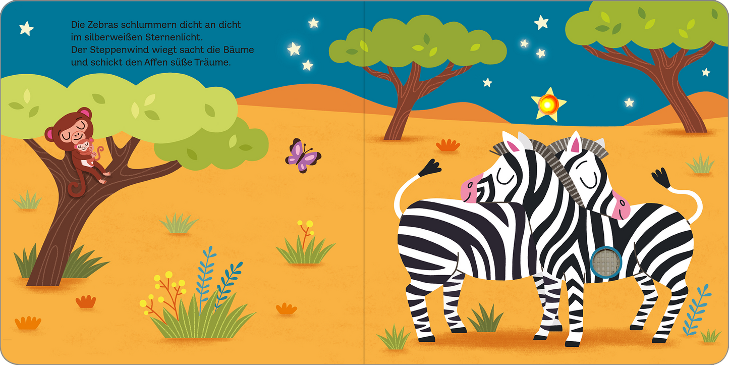 Gezeigt wird eine Innen- oder Zusatzansicht von „Mein blinkendes Soundbuch – Nachts im Dschungel“. Die Illustration zeigt eine farbenfrohe Dschungelszene bei Nacht, dominiert von sanften Orangetönen des Sands und lebendigen Grüntönen der Bäume. Zwei schwarz-weiße Zebras stehen nebeneinander, während ein kleiner Affe in einem Baum schläft. Über dem Dschungel funkeln Sterne und eine große, leuchtende Sternschnuppe ist zu sehen. Die verspielte Typografie weist auf den Textinhalt...