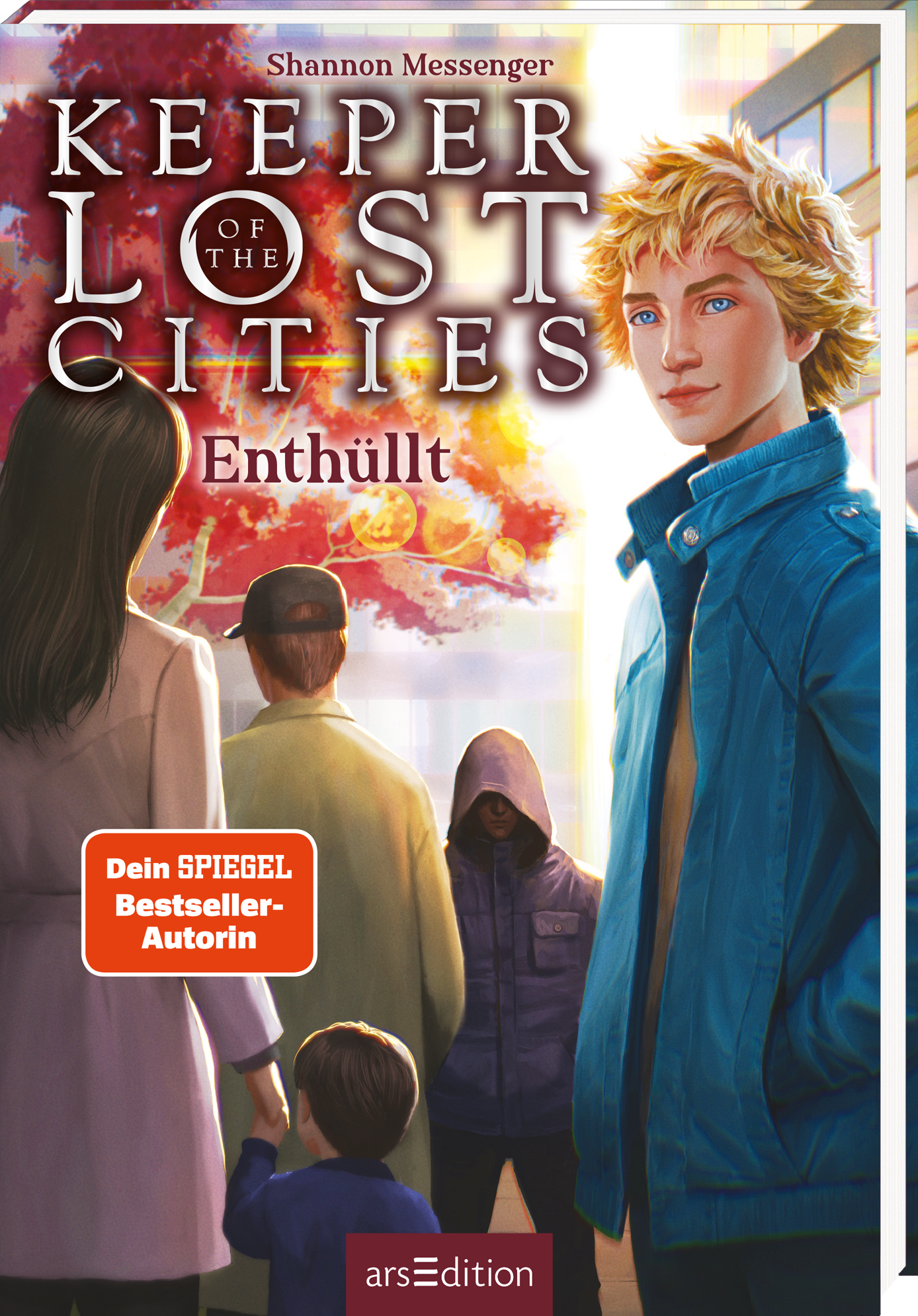 Das Buchcover zeigt fünf Figuren in einer urbanen Umgebung. Die zentrale Figur, ein junger Mann mit blonden lockigen Haaren, trägt eine blaue Jacke und blickt direkt hinaus. Um ihn herum stehen drei weitere Personen in dunklerer Kleidung, deren Gesichter teilweise verdeckt sind. Im Hintergrund leuchten rote und orange-gelbe Blätter eines Baumes, was eine herbstliche Atmosphäre schafft. Der Titel „KEEPER OF THE LOST CITIES“ steht in großen, auffälligen Buchstaben oben, gefolgt von...
