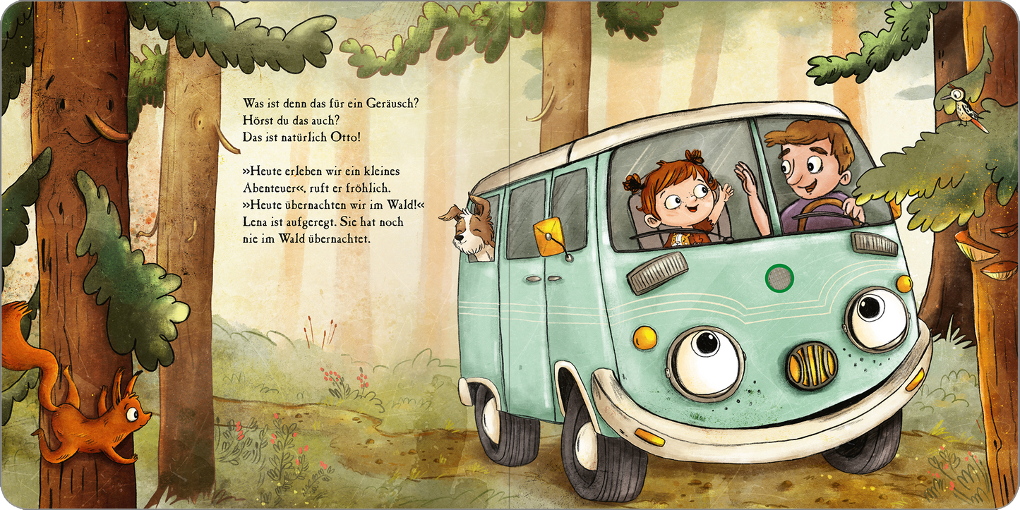 Gezeigt wird eine Innen- oder Zusatzansicht von „Gute Nacht, OTTO!“. Die Illustration zeigt einen bunter VW-Bus in sanften Türkistönen, in dem zwei fröhliche Kinder und ein Hund sitzen. Umgeben von einem Wald mit grünen Bäumen und einem orangefarbenen Eichhörnchen. Der Text links ist in einer freundlichen, verspielten Schrift gehalten und lädt zu einem kleinen Abenteuer ein. Die Gesamtstimmung ist einladend und kindgerecht.