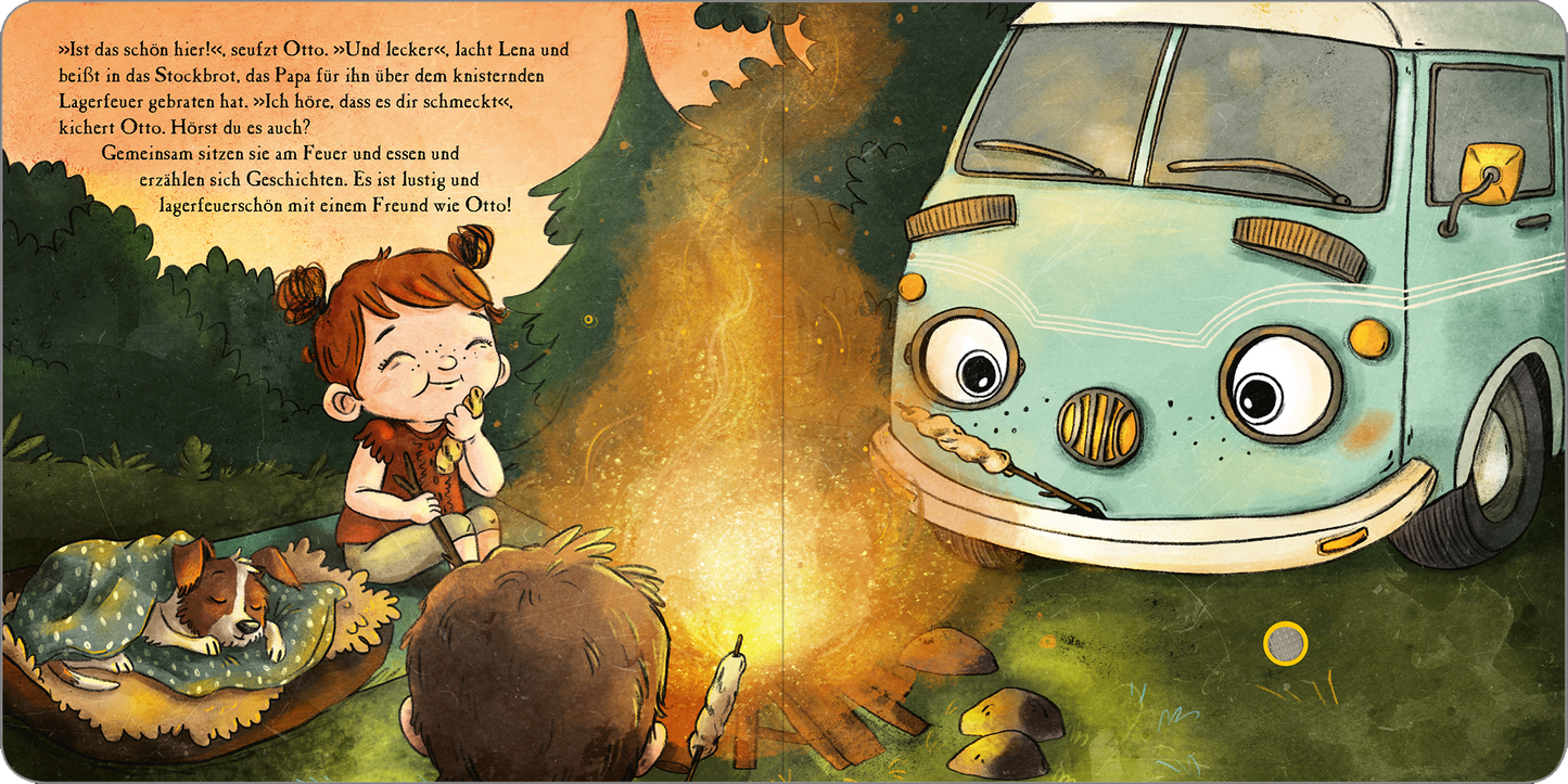 Gezeigt wird eine Innen- oder Zusatzansicht von „Gute Nacht, OTTO!“. Die Illustration zeigt ein Lagerfeuer in der Natur, umgeben von Bäumen. Ein fröhliches Mädchen mit roten Haaren und einer lila Mütze sitzt mit zusammengekniffenen Augen und lächelt, während ein Junge, der auf dem Boden sitzt, sie ansieht. Ein Hund liegt eingebettet in einer Decke. Links ist ein blauer VW-Bus mit großen, freundlichen Augen, der eine warme, einladende Atmosphäre schafft. Die Farben sind lebhaft und...