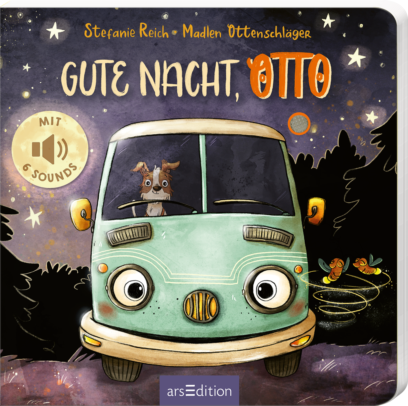 Das Buchcover zeigt einen cartoonhaften grünen Bulli, in dem ein Hund sitzt, der neugierig aus dem Fenster schaut. Der Hintergrund ist nächtlich mit einem tiefdunklen Himmel und leuchtenden Sternen gestaltet. Der Titel „GUTE NACHT, OTTO“ ist in verspielter, orangefarbener Schrift prominent platziert. Ein Button oben links meldet „MIT 6 SOUNDS“. Ganz unten mittig steht der Logoschriftzug von arsEdition.
