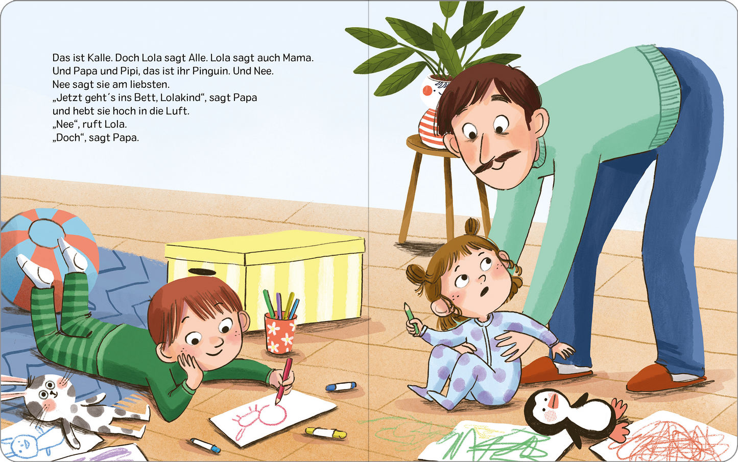 Gezeigt wird eine Innen- oder Zusatzansicht von „Kalle und Lola: Ab ins Bett, kleine Lola“. Die Illustration zeigt Kalle und Lola in einem bunten Wohnzimmer. Kalle sitzt auf dem Boden, umgeben von bunten Zeichnungen und Spielzeug. Lola, mit einer süßen, überrascht wirkenden Miene, sitzt daneben. Der Vater steht oben und schaut liebevoll auf Lola. Die Farben sind lebhaft, mit dominierenden Blau- und Grüntönen, während die Typografie klar und kindgerecht ist.