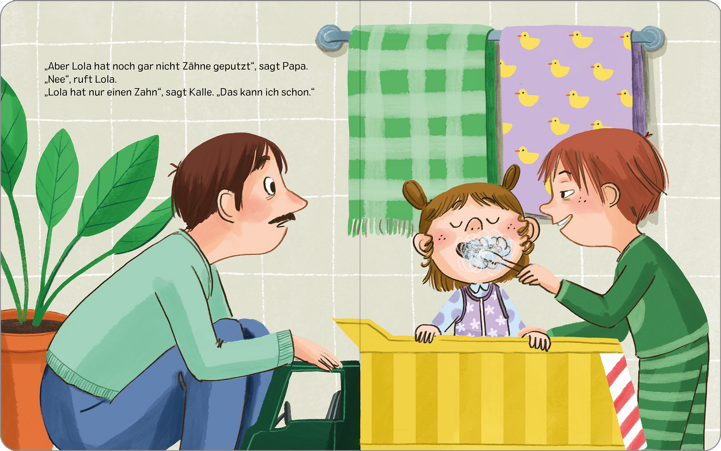 Gezeigt wird eine Innen- oder Zusatzansicht von „Kalle und Lola: Ab ins Bett, kleine Lola“. Die Illustration zeigt einen hellen Badezimmerraum mit einer gelben Badewanne, in der Lola mit Zahnpasta im Mund steht. Neben ihr steht Kalle, der sie ermutigt. Im Hintergrund sind grüne Handtücher und gelbe Enten-Motive an der Wand sichtbar. Die Figuren sind freundlich und farbenfroh gestaltet, mit weichem, runden Linien in der Typografie. Kalles dunkle Haare und Lolas Zöpfe unterstreichen den...