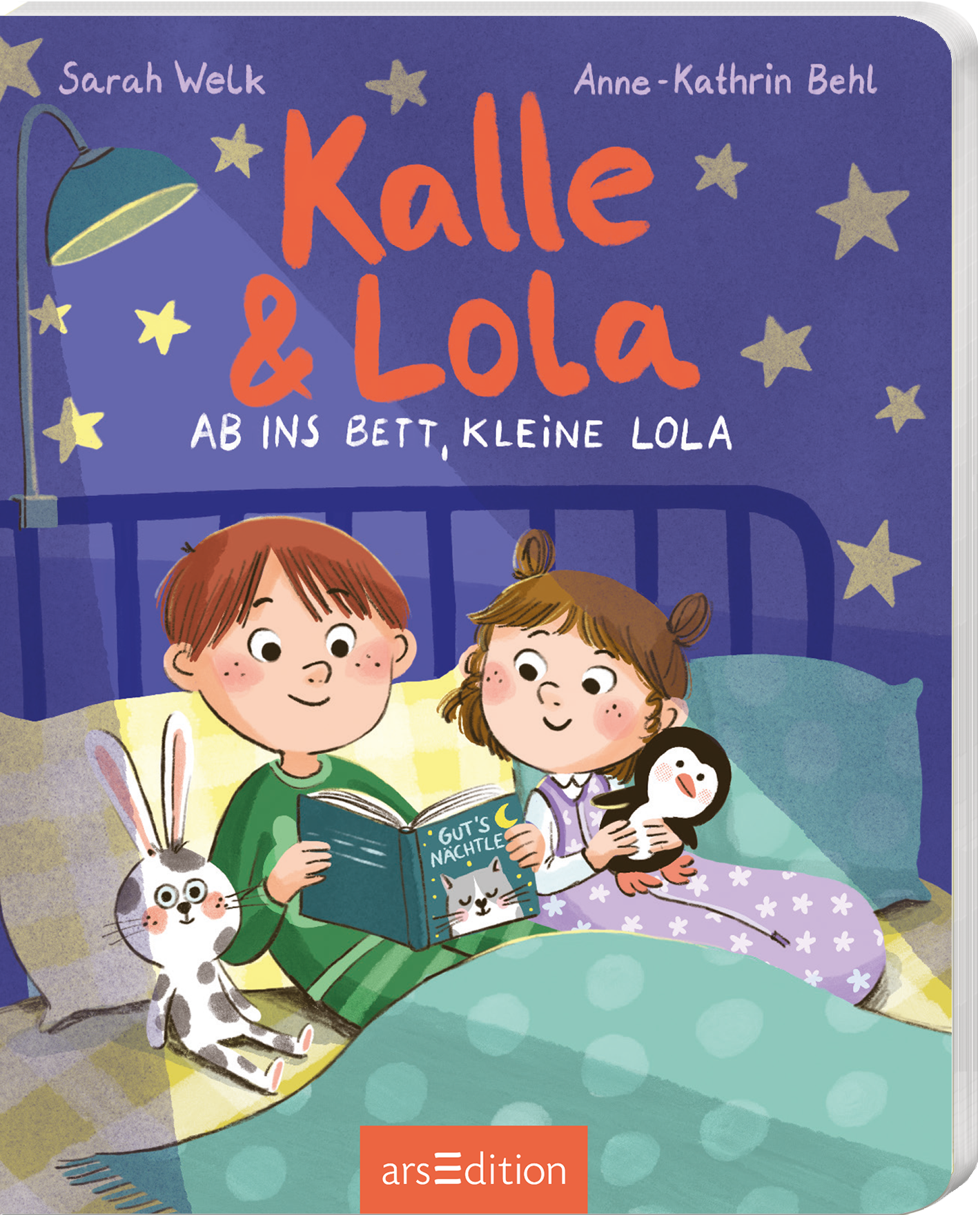 Das Buchcover zeigt zwei Kinder, Kalle und Lola, die in einem gemütlichen Bett sitzen. Kalle, mit kurzen braunen Haaren und einem fröhlichen Gesichtsausdruck, hält ein Buch mit dem Titel „Gut's Nachte“. Lola, mit langen, lockigen Haaren und einem Kuscheltier in der Hand, strahlt ebenfalls Freude aus. Im Hintergrund sind eine Lampe und bunte Sterne an der Wand zu sehen. Der Titel „Kalle & Lola“ ist in großen, orangefarbenen Buchstaben gehalten. Oben rechts ist der Hinweis...