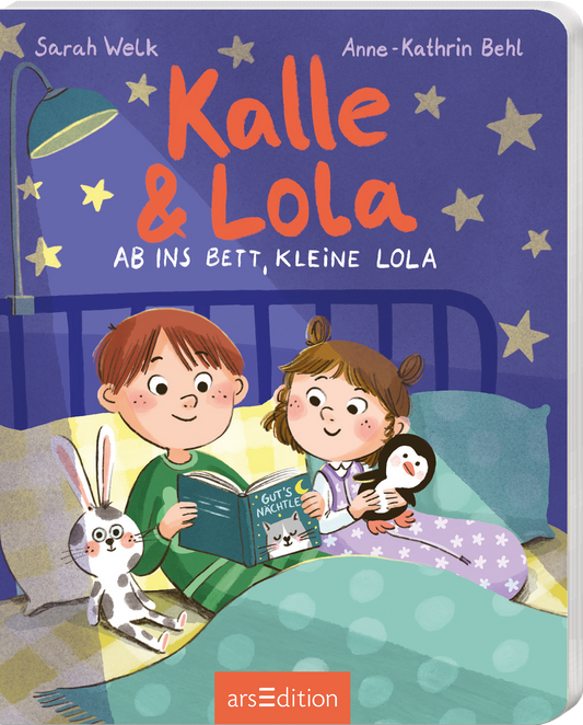 Das Buchcover zeigt zwei Kinder, Kalle und Lola, die in einem gemütlichen Bett sitzen. Kalle, mit kurzen braunen Haaren und einem fröhlichen Gesichtsausdruck, hält ein Buch mit dem Titel „Gut's Nachte“. Lola, mit langen, lockigen Haaren und einem Kuscheltier in der Hand, strahlt ebenfalls Freude aus. Im Hintergrund sind eine Lampe und bunte Sterne an der Wand zu sehen. Der Titel „Kalle & Lola“ ist in großen, orangefarbenen Buchstaben gehalten. Oben rechts ist der Hinweis...