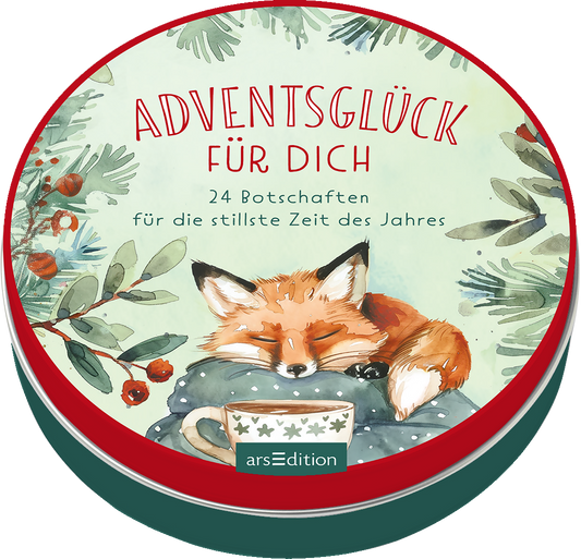 Auf dem rundem Buchcover „ADVENTSGLÜCK FÜR DICH“ sind in sanften, pastellfarbenen Tönen ein schlafender Fuchs und eine Tasse mit Weihnachtsstern-Muster abgebildet. Umgeben von grünen Tannenzweigen und roten Beeren strahlt das Cover eine gemütliche, winterliche Atmosphäre aus. Der Titel ist in verspielter, roter Schrift gut lesbar platziert, darunter steht „24 Botschaften für die stillste Zeit des Jahres“. Ganz unten mittig steht der Logoschriftzug von arsEdition.