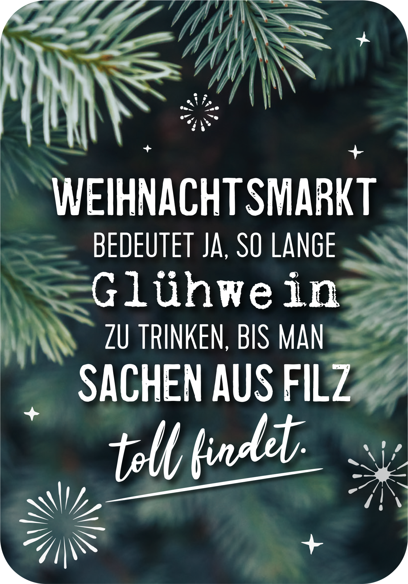 Gezeigt wird eine Innen- oder Zusatzansicht von „Klein, aber gemein“. Der Hintergrund zeigt eine dunkle, verschwommene Winterlandschaft mit Tannenzweigen. Der Text in verschiedenen Typografien ist in hellen Farben gehalten. Der zentrale Schriftzug „WEIHNACHTSMARKT“ hebt sich kräftig hervor, während der Rest in verspielten, leicht versetzten Stilen präsentiert wird. Die Worte „Glühwein“ und „toll findet“ sind besonders betont, um die humorvolle Botschaft zu unterstreichen....