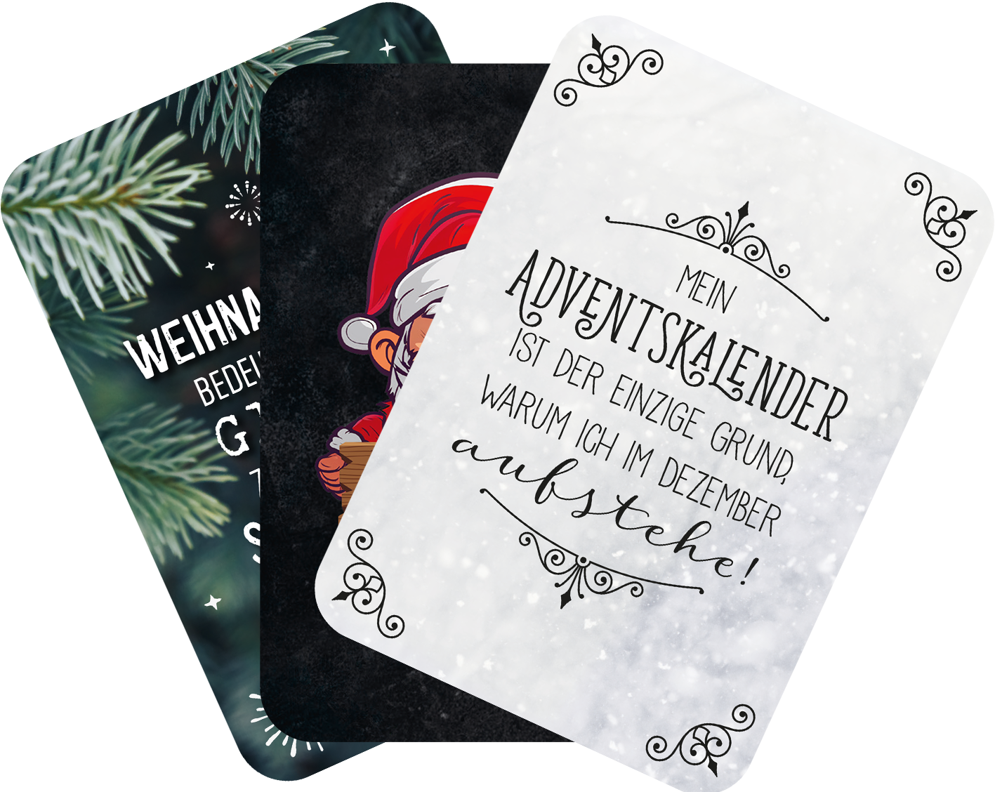 Gezeigt wird eine Innen- oder Zusatzansicht von „Klein, aber gemein“. Die Ansicht zeigt drei verschiedene Karten, die übereinander liegen. Die obere Karte hat eine weiße Grundfarbe mit schwarzer, eleganter Typografie und verschnörkelten Elementen. Die zweite Karte mit einem Comic-Weihnachtsmann hat eine dunkle Hintergrundfarbe. Die unterste Karte zeigt einen winterlichen Hintergrund mit grünen Tannenzweigen und weißer Schrift. Alle Karten präsentieren eine festliche Stimmung.