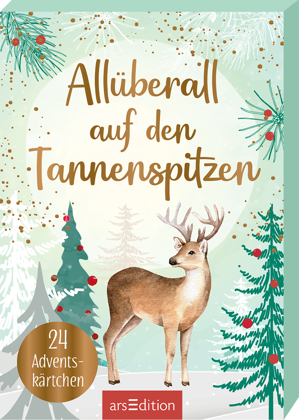 Das Kartenboxcover zeigt einen hellgrünen Hintergrund mit weißen, goldenen und rot schimmernden Akzenten, die eine festliche Atmosphäre erzeugen. In der Mitte steht der Titel „All überall auf den Tannenspitzen“ in geschwungener, goldfarbener Schrift. Unten links steht auf einem goldenen Kreis "24 Adventskärtchen". Ein illustriertes Reh ist mittig abgebildet, umgeben von stilisierten, grünen Tannen und Weihnachtszweigen. Ganz unten mittig steht der Logoschriftzug von...