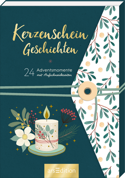 Das Buchcover zeigt einen tiefgrünen Hintergrund. In der Mitte prangt der Titel „Kerzenschein Geschichten“ in eleganten, goldenen Buchstaben. Rechtsseitig ist ein dekorativer Streifen mit zarten, verästelten Pflanzenmotiven in sanften Farben abgebildet. Unten links ist eine wunderschön illustrierte Kerze mit einem Blumenstrauß platziert. Oben wird der Text „24 Adventsmomente mit Aufschneideseiten“ in Weiß hervorgehoben. Ganz unten mittig steht der Logoschriftzug von arsEdition.