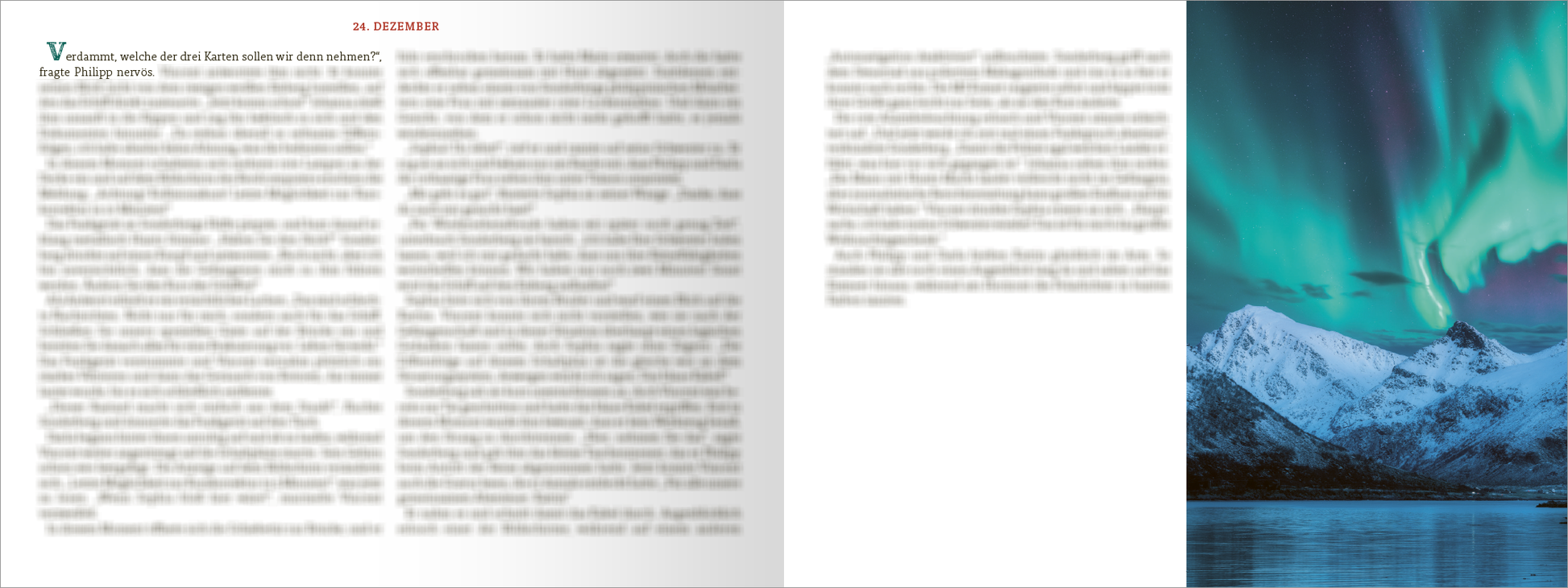 Gezeigt wird eine Innen- oder Zusatzansicht von „Escape Room. Christmas Cruise – Kreuzfahrt in den Tod“. Die Seite zeigt auf der linken Seite grundlegende Textpassagen in schwarzer Schrift auf hellem Hintergrund, wobei wichtige Worte rot hervorgehoben sind. Rechts ist ein stimmungsvolles Bild des Nordlichts über schneebedeckten Bergen zu sehen, das lebendige Farben in Blau- und Grüntönen enthält. Der elegante, gut lesbare Typografie-Stil trägt zur Atmosphäre des Spiels bei.