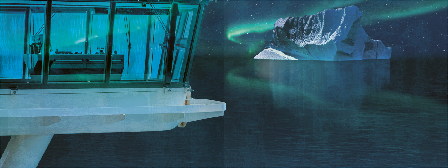 Gezeigt wird eine Innen- oder Zusatzansicht von „Escape Room – Christmas Cruise – Kreuzfahrt in den Tod“. Die Darstellung zeigt eine helle, moderne Brücke eines Schiffes, umgeben von bluetönigen Farben, die an eine kalte, nächtliche Atmosphäre erinnern. In der rechten Bildhälfte ist ein Eisberg vor einem dunkelblauen, sternenübersäten Himmel zu sehen. Die Typografie wirkt klar und übersichtlich, was die Lesbarkeit unterstützt.