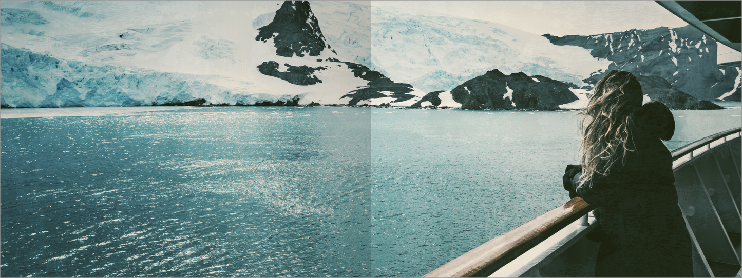 Gezeigt wird eine Innen- oder Zusatzansicht von „Escape Room. Christmas Cruise – Kreuzfahrt in den Tod“. Die Illustration zeigt eine Person mit langen Haaren, die an einem Holzgeländer steht und auf ein weitläufiges, glitzerndes Wasser blickt. Im Hintergrund sind schneebedeckte Berge und Eisformationen in kühlen Blau- und Grautönen zu sehen. Die Typografie ist modern und klar, was die mysteriöse Atmosphäre des Escape Rooms unterstreicht.