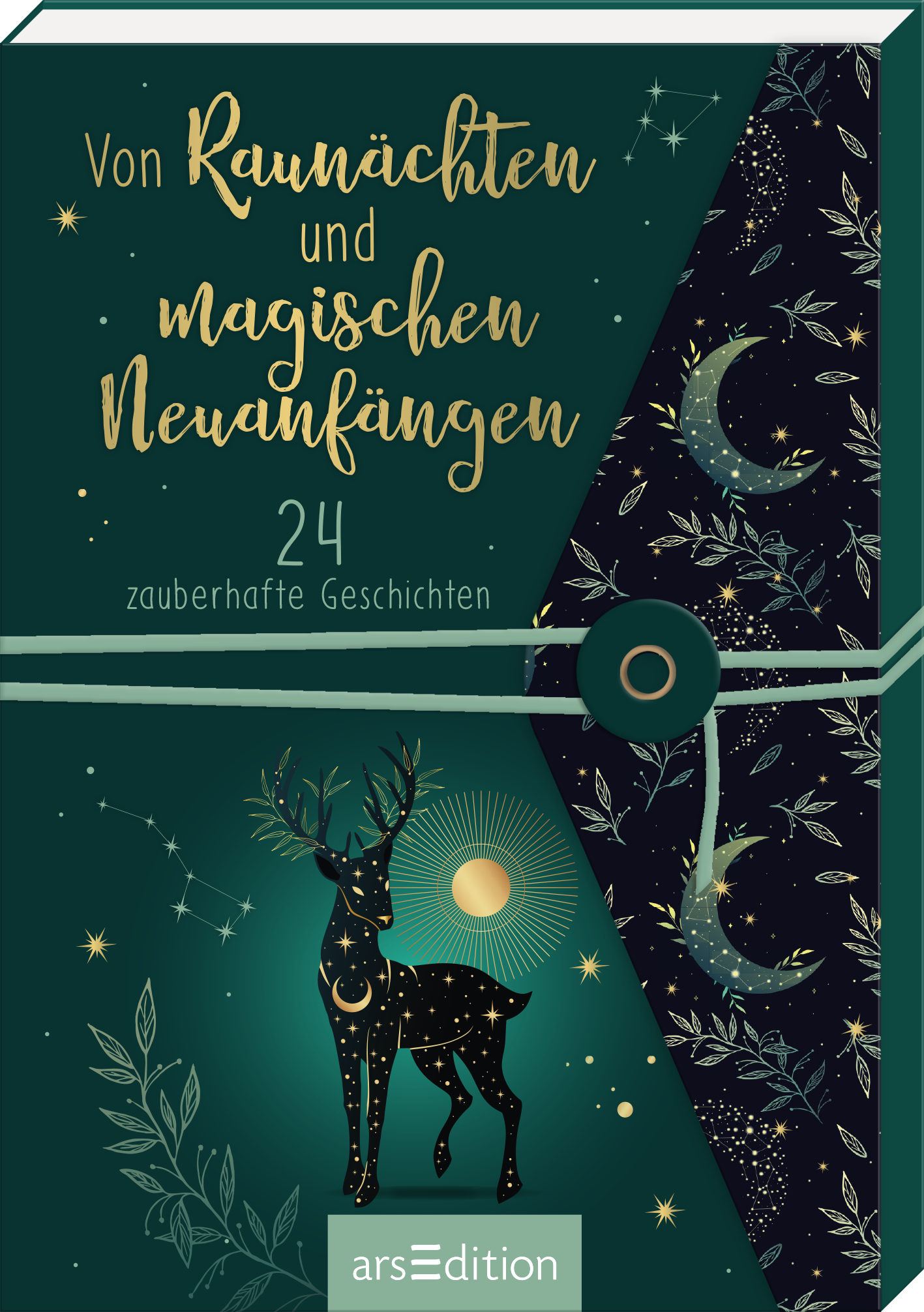 Das Buchcover zeigt in sanften Grüntönen einen eleganten Hirsch, der mit goldenen Sternen und einem leuchtenden Mond umgeben ist. Der Titel „Von Raunächten und magischen Neuerungen“ ist in geschwungener, goldener Schrift platziert, während die Zahl „24“ für die Geschichten in klarer, heller Typografie darunter steht. Auf der rechten Seite sind stilisierte Pflanzenmuster in dunklerem Grün zu sehen. Ganz unten mittig steht der Logoschriftzug von arsEdition.