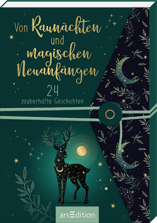 Das Buchcover zeigt in sanften Grüntönen einen eleganten Hirsch, der mit goldenen Sternen und einem leuchtenden Mond umgeben ist. Der Titel „Von Raunächten und magischen Neuerungen“ ist in geschwungener, goldener Schrift platziert, während die Zahl „24“ für die Geschichten in klarer, heller Typografie darunter steht. Auf der rechten Seite sind stilisierte Pflanzenmuster in dunklerem Grün zu sehen. Ganz unten mittig steht der Logoschriftzug von arsEdition.
