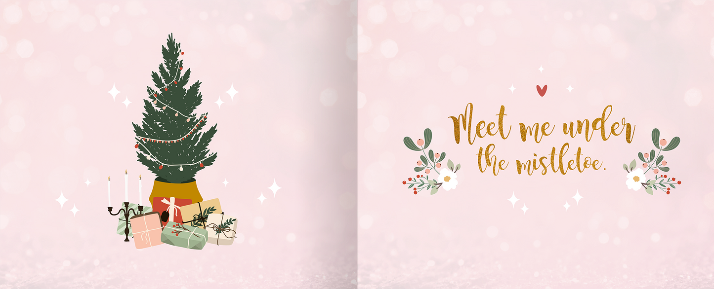 Gezeigt wird eine Innen- oder Zusatzansicht von „Tiny Love Moments“. Links befindet sich ein liebevoll gestalteter Weihnachtsbaum in Dunkelgrün, umgeben von bunten Geschenken in Pastellfarben. Rechts ist der Schriftzug „Meet me under the mistletoe“ in einer verspielten, goldenen Typografie abgebildet, umgeben von floralen Elementen in sanften Grüntönen. Der Hintergrund ist in zartem Rosa gehalten mit glitzernden Effekten, die eine festliche Atmosphäre schaffen.