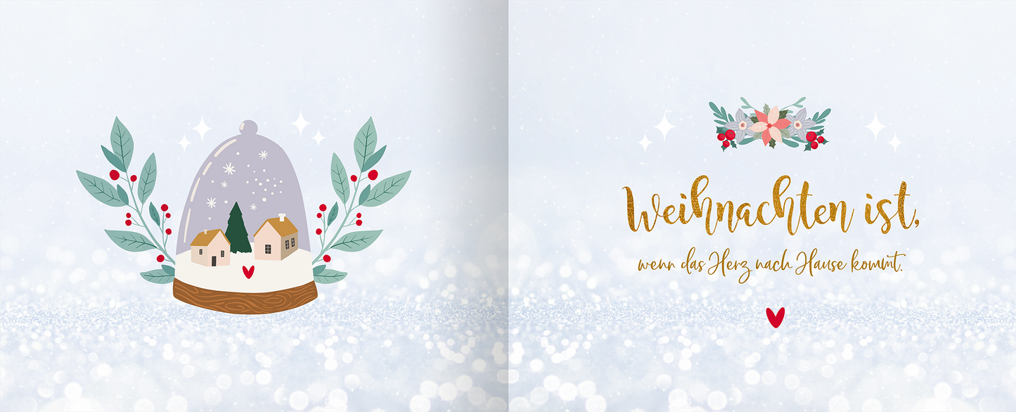 Gezeigt wird eine Innen- oder Zusatzansicht von „Tiny Love Moments“. Die Illustration zeigt eine schneebedeckte Landschaft unter einem Glaskelch mit zwei kleinen Häusern und einem Tannenbaum, umgeben von grünen Blättern und roten Beeren. Auf der rechten Seite steht der Text „Weihnachten ist, wenn das Herz nach Hause kommt“ in verspielter, goldener Schrift. Der Hintergrund ist hell und funkelt mit sanften, weißen Lichtpunkten.