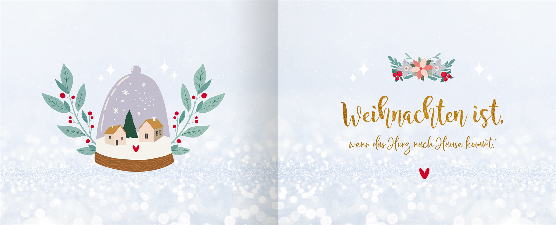 Gezeigt wird eine Innen- oder Zusatzansicht von „Tiny Love Moments“. Die Illustration zeigt eine schneebedeckte Landschaft unter einem Glaskelch mit zwei kleinen Häusern und einem Tannenbaum, umgeben von grünen Blättern und roten Beeren. Auf der rechten Seite steht der Text „Weihnachten ist, wenn das Herz nach Hause kommt“ in verspielter, goldener Schrift. Der Hintergrund ist hell und funkelt mit sanften, weißen Lichtpunkten.