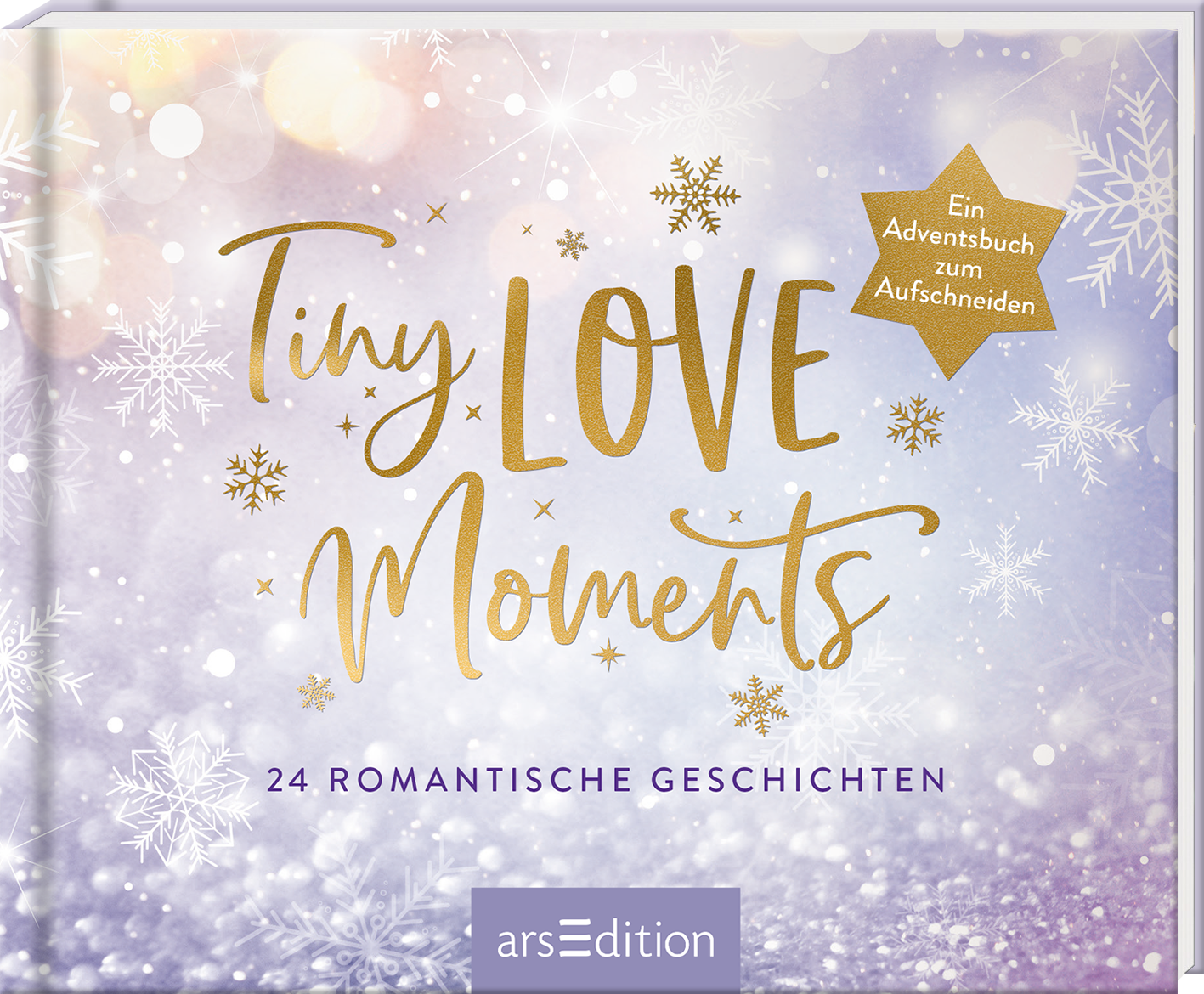 Das Buchcover zeigt einen sanften lilafarbenen Hintergrund mit glitzernden Lichteffekten und stilisierten Schneeflocken. In der Mitte prangt der Titel „Tiny LOVE Moments“ in eleganter Schrift, wobei „LOVE“ in goldenen Buchstaben hervorsticht. Darunter stehen die Worte „24 romantische Geschichten“ in schlichter weißer Schrift. Rechts oben befindet sich ein goldenes Sternelement mit dem Text „Ein Adventsbuch zum Aufschneiden“. Ganz unten mittig steht der Logoschriftzug von...