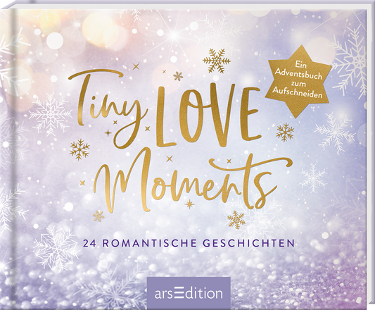 Das Buchcover zeigt einen sanften lilafarbenen Hintergrund mit glitzernden Lichteffekten und stilisierten Schneeflocken. In der Mitte prangt der Titel „Tiny LOVE Moments“ in eleganter Schrift, wobei „LOVE“ in goldenen Buchstaben hervorsticht. Darunter stehen die Worte „24 romantische Geschichten“ in schlichter weißer Schrift. Rechts oben befindet sich ein goldenes Sternelement mit dem Text „Ein Adventsbuch zum Aufschneiden“. Ganz unten mittig steht der Logoschriftzug von...