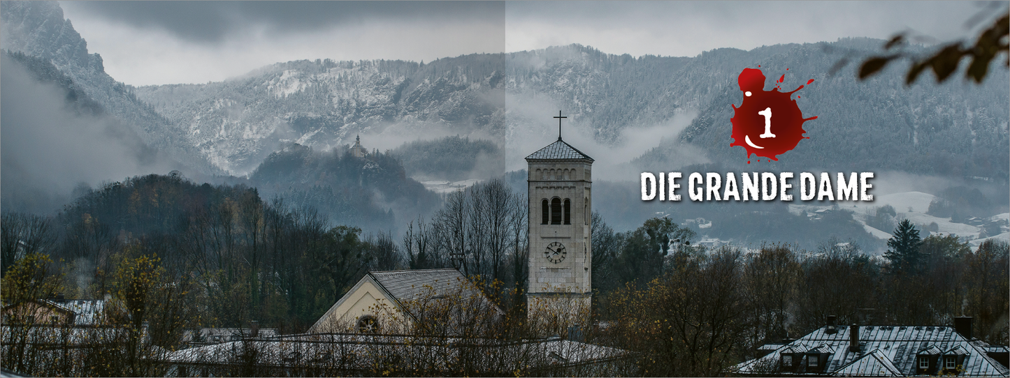 Gezeigt wird eine Innen- oder Zusatzansicht von „Tod mit Talblick“. Im Fokus steht eine schneebedeckte Landschaft. Im Vordergrund ist eine Kirche mit einem markanten Uhrturm zu sehen, umgeben von Bäumen. Im oberen Bereich steht die Zahl „1“ in einem roten angemuteten Blutfleck, begleitet von einem blutigen Spritzereffekt. Darunter befindet sich die Kapitelüberschrift "Die Grande Dame" in klarer, weißer Schrift, die gut lesbar ist.