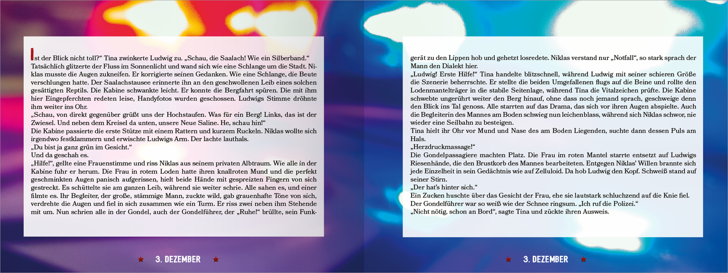 Gezeigt wird eine Innen- oder Zusatzansicht von „Tod mit Talblick“. Die Doppelseite präsentiert einen Hintergrund, der verschwommene Blaulichter der Polizei zeigt. Der Text ist in einer klaren Serifen-Schriftart gesetzt und in gut lesbarer, dunkler Farbe gehalten. Die Seiten sind strukturiert mit Datumshinweisen am unteren Rand.