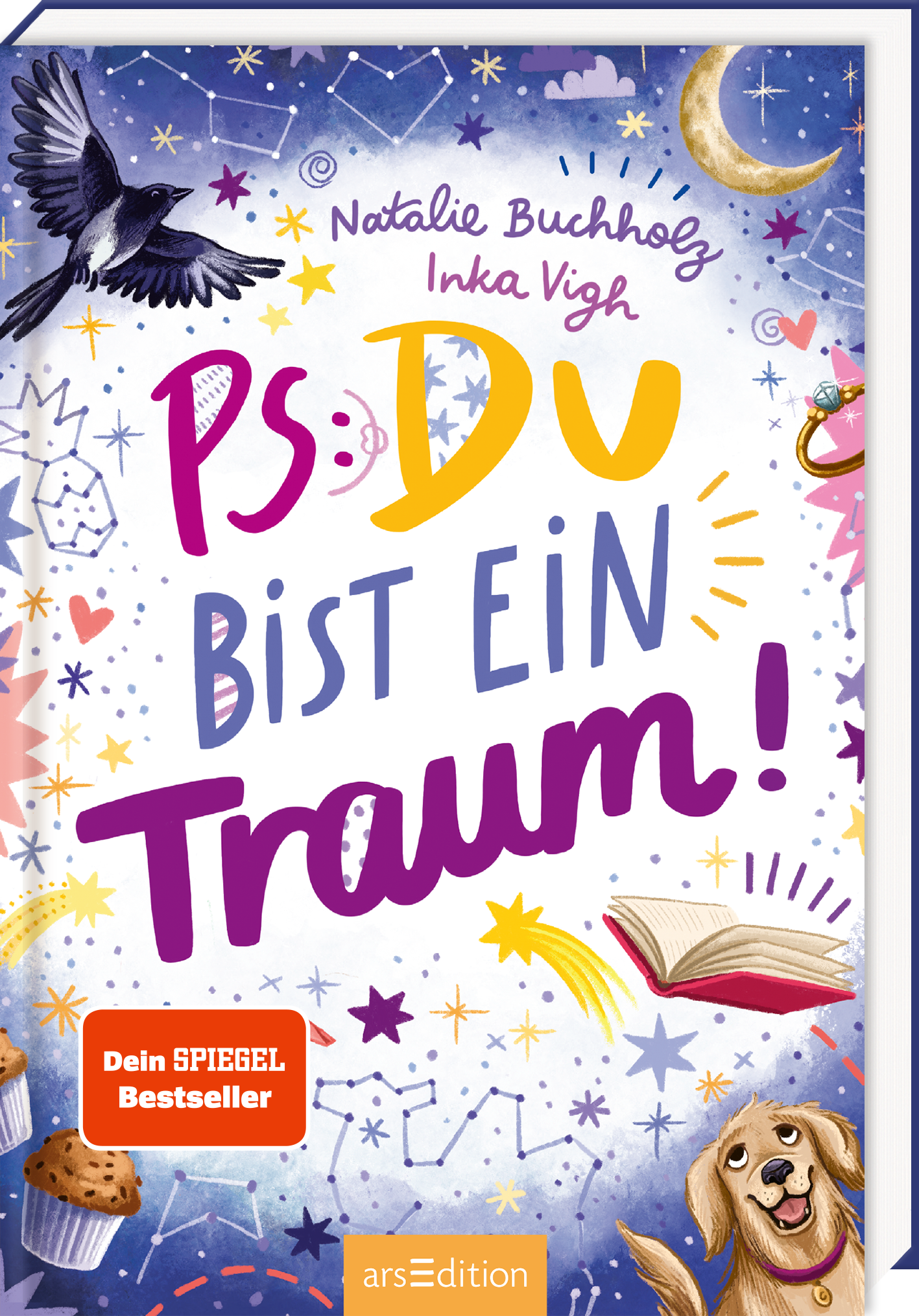 Das Buchcover von „PS: Du bist ein Geschenk!“ von Natalie Buchholz und Inka Vigh zeigt einen bunten Nachthimmel, durchzogen von leuchtenden Sternen und einer sanften Mondsichel. In der Mitte prangt der Titel in lebhaften, verspielten Farben. Unten rechts sind ein aufgeschlagenes Buch und ein süßer Hund abgebildet. Ein orangefarbener Button verkündet „Dein SPIEGEL Bestseller“. Ganz unten mittig steht der Logoschriftzug von arsEdition.