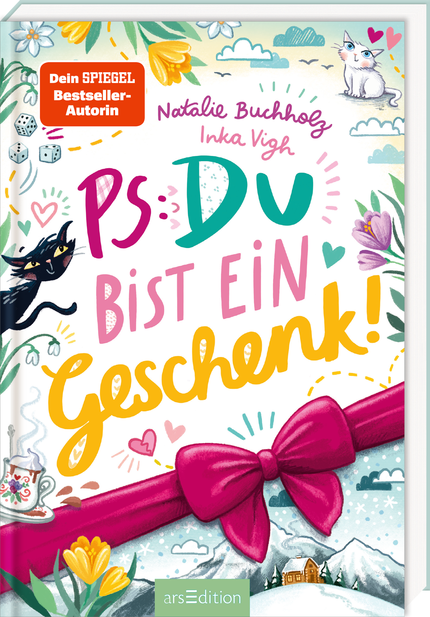 Das Cover von „PS: Du bist ein Geschenk!“ von Natalie Buchholz und Inka Vigh ist bunt und verspielt gestaltet. Der Titel steht mittig in großer, handgeschriebener Schrift in unterschiedlichen Farben. Eine große, pinke Schleife verläuft quer über das Cover. Rund um den Text befinden sich Illustrationen von Blumen, Herzen, Würfeln, einer dampfenden Tasse und einer verschneiten Hütte. Oben links befindet sich ein rotes Label mit der Aufschrift „Dein SPIEGEL Bestseller-Autorin“. Ganz...
