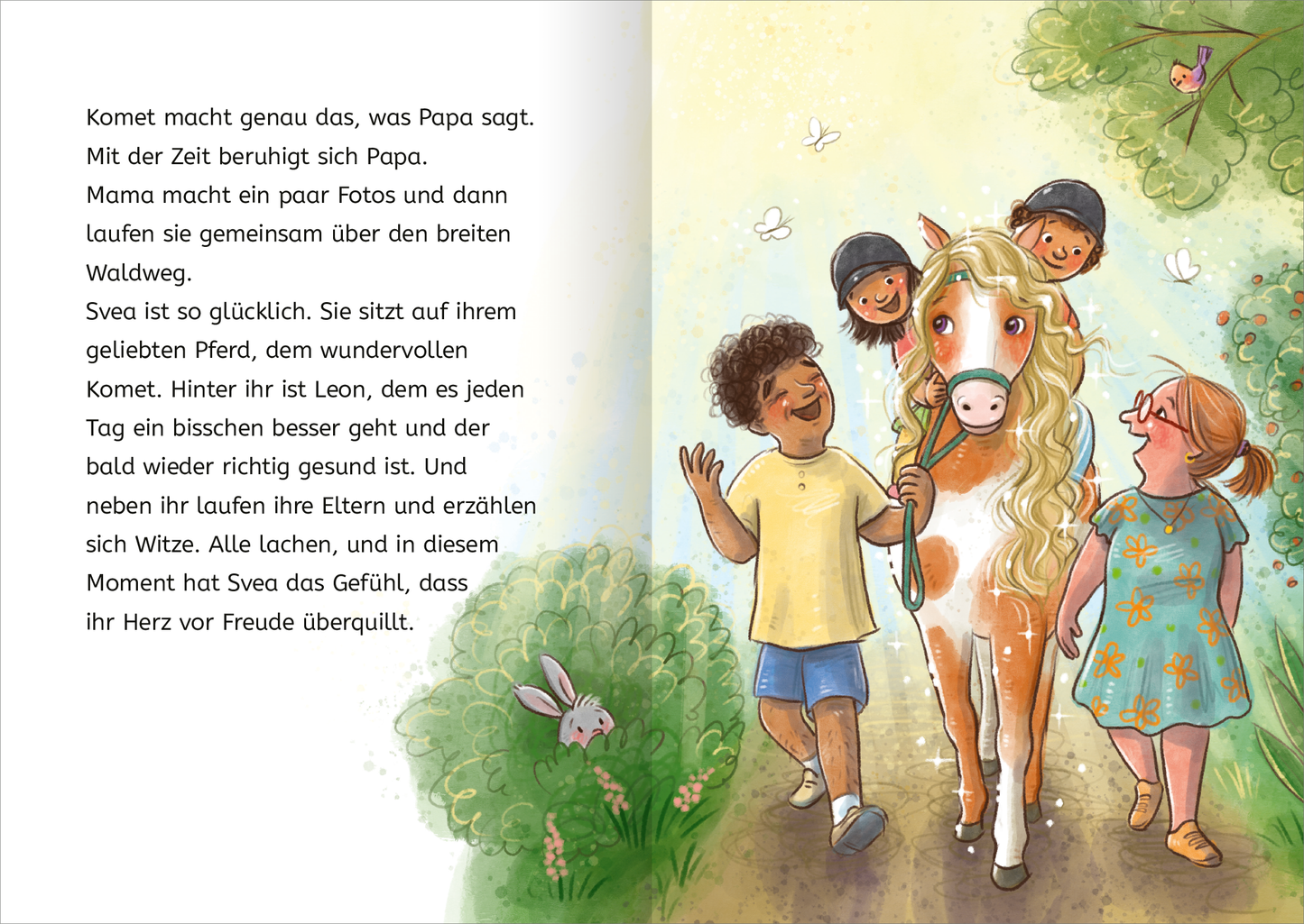Innenseite aus dem Buch „Zauberponys“. Auf der linken Seite steht ein Text in klarer, gut lesbarer Schrift, der eine fröhliche Szene beschreibt. Auf der rechten Seite ist eine bunte Illustration: Svea sitzt auf einem hübschen, hellbraunen Pferd. Um sie herum sind zwei Kinder und zwei Erwachsene, die lachen und Spaß haben. Die Farben sind hell und freundlich, mit grünen Bäumen und einem blauen Himmel im Hintergrund. Im Vordergrund sieht man einen Hasen im Gras.