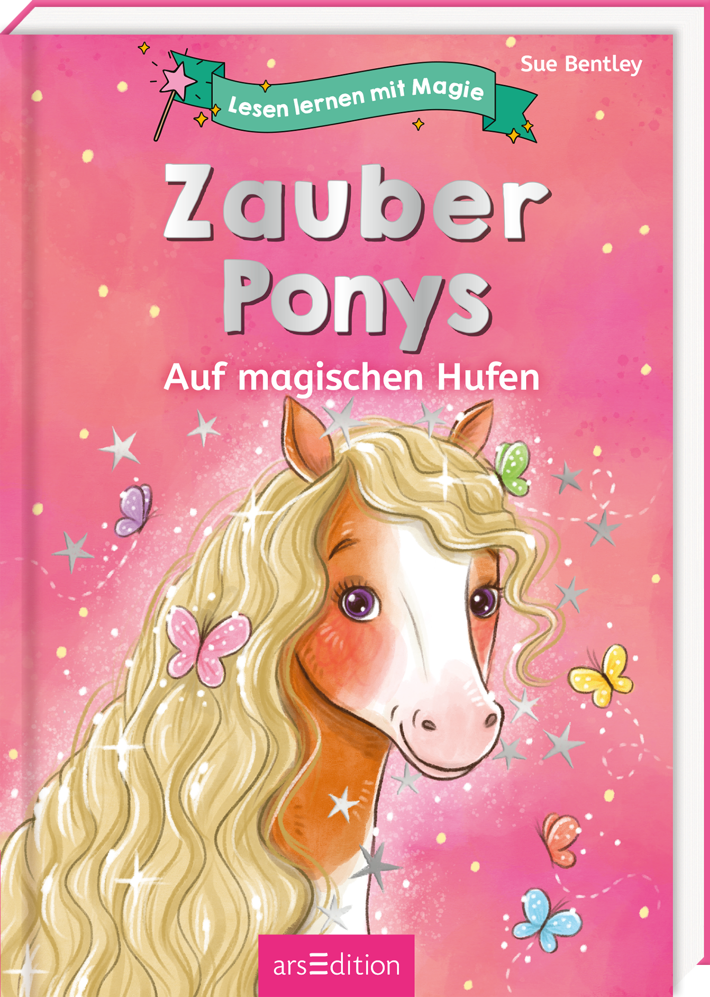 Das Buchcover zeigt ein freundliches, illustriertes Pony mit einer langen, lockigen Mähne in hellem Beige. Es ist umgeben von bunten Schmetterlingen und einer sanften, pastellfarbenen Hintergrundfarbe, die die magische Atmosphäre unterstreicht. Der Titel „Zauber Ponys“ ist in großen, verschnörkelten Buchstaben in Rosa gehalten, während der Untertitel „Auf magischen Hufen“ in einer schlichteren Schriftart darunter steht. Oben ist der Schriftzug „Lesen lernen mit Magie“ von Sue...